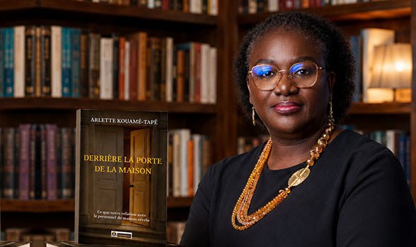 Arlette TAPÉ présentant son livre Derrière la porte de la maison